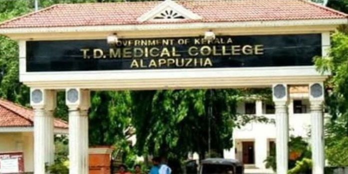 ജീവിച്ചിരിക്കുന്ന കൊവിഡ് രോഗി മരിച്ചെന്ന് ആശുപത്രി അധികൃതർ ; ആലപ്പുഴ മെഡിക്കൽ കോളേജിന് വീണ്ടും വീഴ്ച ജീവിച്ചിരിക്കുന്ന കൊവിഡ് രോഗി മരിച്ചെന്ന് ആശുപത്രി അധികൃതർ ; ആലപ്പുഴ മെഡിക്കൽ കോളേജിന് വീണ്ടും വീഴ്ച