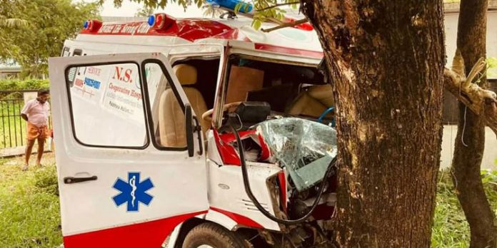 കോവിഡ് രോഗിയുമായി പോയ ആംബുലൻസ് നിയന്ത്രണം തെറ്റി മരത്തിലിടിച്ചു ; രോഗി മരിച്ചു കോവിഡ് രോഗിയുമായി പോയ ആംബുലൻസ് നിയന്ത്രണം തെറ്റി മരത്തിലിടിച്ചു ; രോഗി മരിച്ചു