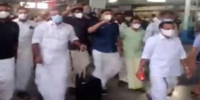 കോഴിക്കോട്ടെത്തിയ അനില്കുമാറിന് റെയില്വേ സ്റ്റേഷനില് ആവേശോജ്വല സ്വീകരണമൊരുക്കി സി.പി.എം കോഴിക്കോട്ടെത്തിയ അനില്കുമാറിന് റെയില്വേ സ്റ്റേഷനില് ആവേശോജ്വല സ്വീകരണമൊരുക്കി സി.പി.എം