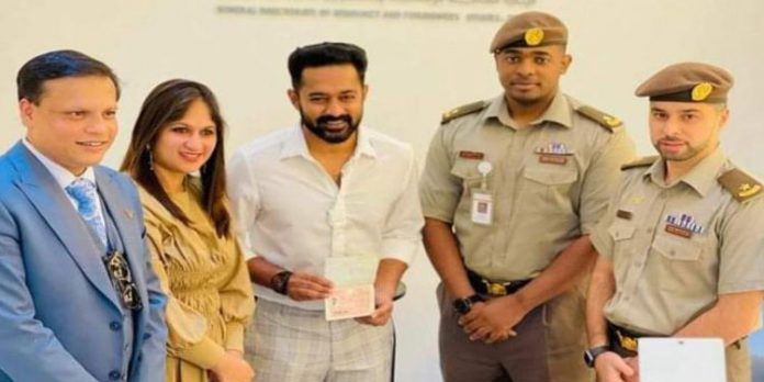 യുഎഇ ഗോള്ഡന് വിസ സ്വീകരിച്ച് ആസിഫ് അലി യുഎഇ ഗോള്ഡന് വിസ സ്വീകരിച്ച് ആസിഫ് അലി