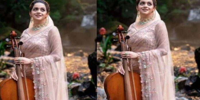 വയലിനുമായി നടി ഭാവന ; ഫോട്ടോ ഏറ്റെടുത്ത് ആരാധകര് വയലിനുമായി നടി ഭാവന ; ഫോട്ടോ ഏറ്റെടുത്ത് ആരാധകര്