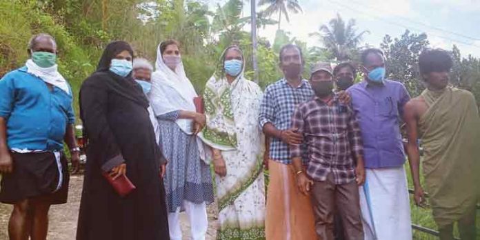 ദിവസങ്ങളായി ബംഗാളി യുവാവ് പാറയുടെ മുകളില് വിവസ്ത്രനായി ; നാട്ടുകാര് ശ്രമപ്പെട്ട് പടികൂടി പോലീസില് ഏല്പ്പിച്ചു ദിവസങ്ങളായി ബംഗാളി യുവാവ് പാറയുടെ മുകളില് വിവസ്ത്രനായി ; നാട്ടുകാര് ശ്രമപ്പെട്ട് പടികൂടി പോലീസില് ഏല്പ്പിച്ചു