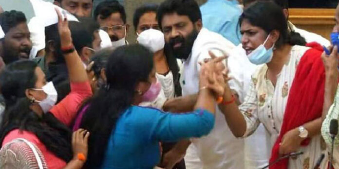 ഡെപ്യൂട്ടി മേയറെ കയ്യേറ്റം ചെയ്തെന്ന് പരാതി ; ബി.ജെ.പി കൗൺസിലർക്കെതിരെ കേസ് ഡെപ്യൂട്ടി മേയറെ കയ്യേറ്റം ചെയ്തെന്ന് പരാതി ; ബി.ജെ.പി കൗൺസിലർക്കെതിരെ കേസ്