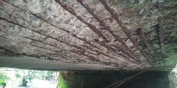 അപകടാവസ്ഥയിലായി കരിമാൻതോട് പാലം അപകടാവസ്ഥയിലായി കരിമാൻതോട് പാലം