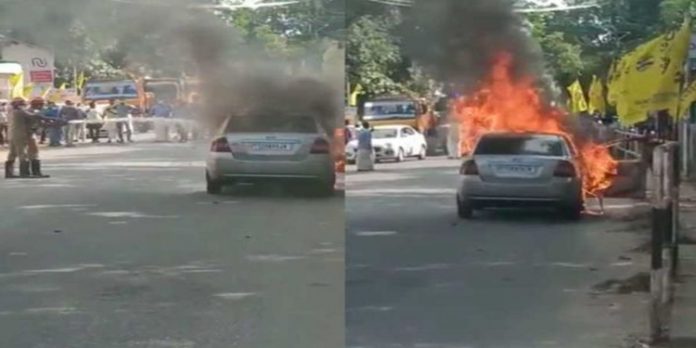 നെയ്യാറ്റിന്കരയില് ഓടിക്കൊണ്ടിരുന്ന കാറിന് തീപിടിച്ചു നെയ്യാറ്റിന്കരയില് ഓടിക്കൊണ്ടിരുന്ന കാറിന് തീപിടിച്ചു