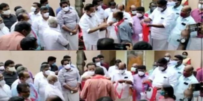 ലോക്ക്ഡൗൺ ലംഘിച്ച് തിരുവല്ലയിൽ സിപിഎം പൊതുയോഗം ; 50 പേർക്കെതിരെ കേസെടുത്ത് പോലീസ് ലോക്ക്ഡൗൺ ലംഘിച്ച് തിരുവല്ലയിൽ സിപിഎം പൊതുയോഗം ; 50 പേർക്കെതിരെ കേസെടുത്ത് പോലീസ്