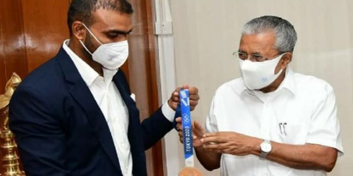 ഒളിമ്പ്യൻ പിആർ ശ്രീജേഷിനെ സന്ദർശിച്ച് മുഖ്യമന്ത്രി പിണറായി വിജയൻ ഒളിമ്പ്യൻ പിആർ ശ്രീജേഷിനെ സന്ദർശിച്ച് മുഖ്യമന്ത്രി പിണറായി വിജയൻ