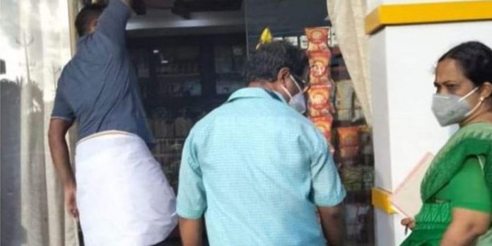 ജീവനക്കാരന് കോവിഡ് പോസിറ്റീവായത് മറച്ചുവെച്ച് കച്ചവടം ; ബേക്കറി അടപ്പിച്ചു ജീവനക്കാരന് കോവിഡ് പോസിറ്റീവായത് മറച്ചുവെച്ച് കച്ചവടം ; ബേക്കറി അടപ്പിച്ചു