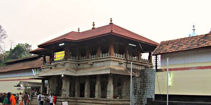 മൂകാംബികയിൽ എത്തുന്നവർക്ക് ആധാർ കാർഡ് നിർബന്ധം മൂകാംബികയിൽ എത്തുന്നവർക്ക് ആധാർ കാർഡ് നിർബന്ധം