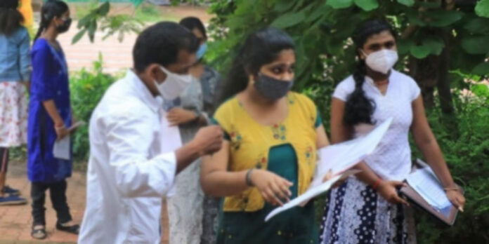 പ്ലസ് വൺ: മികച്ച വിജയം നേടിയിട്ടും പ്രവേശനം ലഭിക്കാതെ ഒട്ടേറെ വിദ്യാർഥികൾ പ്ലസ് വൺ: മികച്ച വിജയം നേടിയിട്ടും പ്രവേശനം ലഭിക്കാതെ ഒട്ടേറെ വിദ്യാർഥികൾ