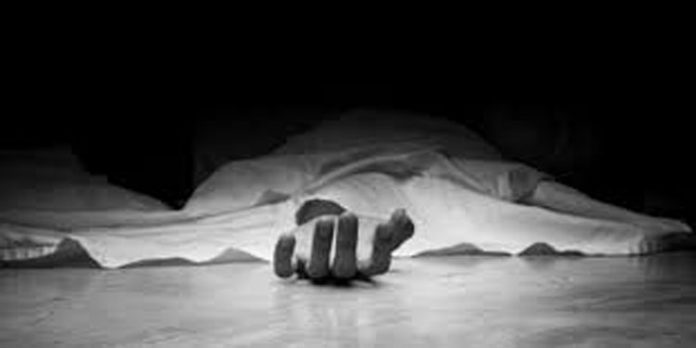 കൊല്ലത്ത് വീട്ടിലെ ശുചിമുറിയില് പ്ലസ് ടു വിദ്യാര്ഥിനിയെ തൂങ്ങിമരിച്ച നിലയില് കണ്ടെത്തി കൊല്ലത്ത് വീട്ടിലെ ശുചിമുറിയില് പ്ലസ് ടു വിദ്യാര്ഥിനിയെ തൂങ്ങിമരിച്ച നിലയില് കണ്ടെത്തി