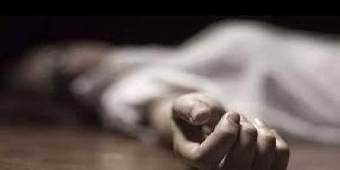 മകന് നേരെ സ്വകാര്യ ബസ് ജീവനക്കാരന് കത്തി വീശി ; അച്ഛന് കുഴഞ്ഞ് വീണു മരിച്ചു മകന് നേരെ സ്വകാര്യ ബസ് ജീവനക്കാരന് കത്തി വീശി ; അച്ഛന് കുഴഞ്ഞ് വീണു മരിച്ചു