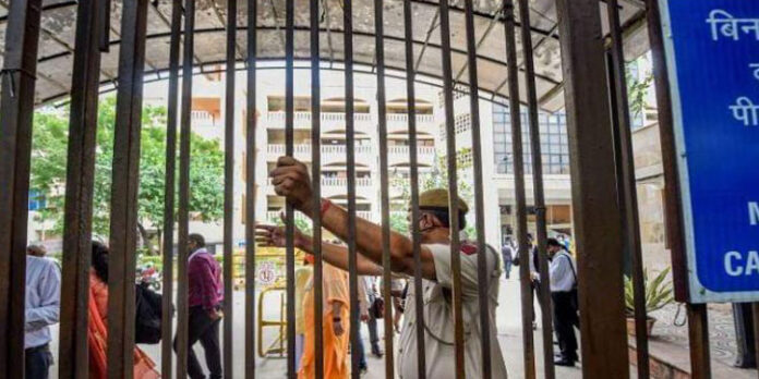 രോഹിണി കോടതി വെടിവയ്പ് ; കോടതികളുടെ സുരക്ഷ വര്ധിപ്പിക്കണമെന്ന ഹര്ജി ഇന്ന് ഡല്ഹി ഹൈക്കോടതിയില് രോഹിണി കോടതി വെടിവയ്പ് ; കോടതികളുടെ സുരക്ഷ വര്ധിപ്പിക്കണമെന്ന ഹര്ജി ഇന്ന് ഡല്ഹി ഹൈക്കോടതിയില്