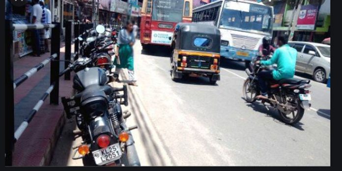 ഗതാഗത പരിഷ്കരണം : പൊതുജനാഭിപ്രായം നേരിട്ടറിയാൻ പത്തനംതിട്ട നഗരസഭാ ചെയർമാൻ ഗതാഗത പരിഷ്കരണം : പൊതുജനാഭിപ്രായം നേരിട്ടറിയാൻ പത്തനംതിട്ട നഗരസഭാ ചെയർമാൻ