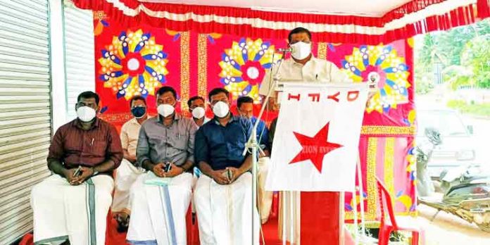 ഇന്ധന വിലവര്ദ്ധനവിലും കേന്ദ്ര സര്ക്കാരിന്റെ വാക്സിന് നയത്തിലും പ്രതിഷേധിച്ച് ഡിവൈഎഫ്ഐ റിലേ സത്യാഗ്രഹം ഇന്ധന വിലവര്ദ്ധനവിലും കേന്ദ്ര സര്ക്കാരിന്റെ വാക്സിന് നയത്തിലും പ്രതിഷേധിച്ച് ഡിവൈഎഫ്ഐ റിലേ സത്യാഗ്രഹം