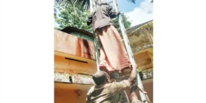 തെങ്ങുകയറ്റത്തിനിടെ യന്ത്രം കേടായി അരമണിക്കൂര് കുടുങ്ങി ; ഫയര്ഫോഴ്സ് എത്തി താഴെയിറക്കി തെങ്ങുകയറ്റത്തിനിടെ യന്ത്രം കേടായി അരമണിക്കൂര് കുടുങ്ങി ; ഫയര്ഫോഴ്സ് എത്തി താഴെയിറക്കി