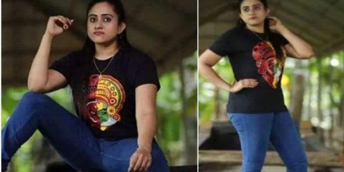 പള്ളിയോടത്തിൽ ചെരുപ്പിട്ട് കയറിയ യുവതിക്കെതിരെ കേസെടുത്തു പള്ളിയോടത്തിൽ ചെരുപ്പിട്ട് കയറിയ യുവതിക്കെതിരെ കേസെടുത്തു