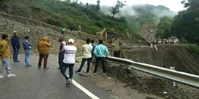 ഉത്തരാഖണ്ഡിലെ മണ്ണിടിച്ചില് ; മലയാളി പോലീസ് സംഘം അത്ഭുതകരമായി രക്ഷപ്പെട്ടു ഉത്തരാഖണ്ഡിലെ മണ്ണിടിച്ചില് ; മലയാളി പോലീസ് സംഘം അത്ഭുതകരമായി രക്ഷപ്പെട്ടു