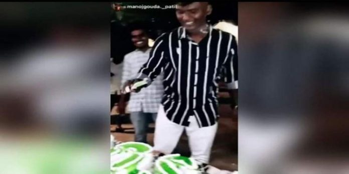 ഐ ഫോണ് ഉപയോഗിച്ച് കേക്ക് മുറിച്ച് എംഎല്എയുടെ മകന് ; സമ്പര്ക്കം കുറയ്ക്കാനെന്ന് വിശദീകരണം ഐ ഫോണ് ഉപയോഗിച്ച് കേക്ക് മുറിച്ച് എംഎല്എയുടെ മകന് ; സമ്പര്ക്കം കുറയ്ക്കാനെന്ന് വിശദീകരണം