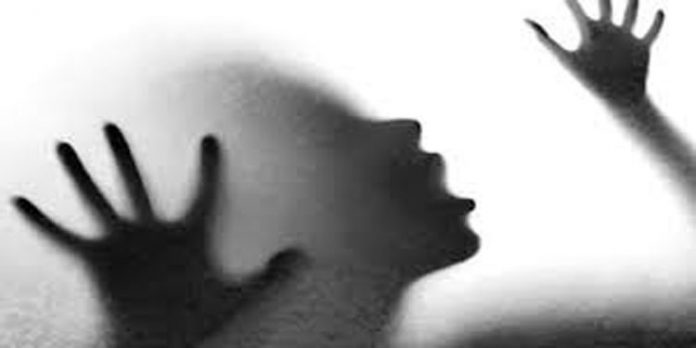 ഗര്ഭിണിയായ യുവതിയെ കൂട്ടബലാത്സംഗം ചെയ്തു ; റെയില്വേ ട്രാക്കില് ഉപേക്ഷിച്ചു ഗര്ഭിണിയായ യുവതിയെ കൂട്ടബലാത്സംഗം ചെയ്തു ; റെയില്വേ ട്രാക്കില് ഉപേക്ഷിച്ചു