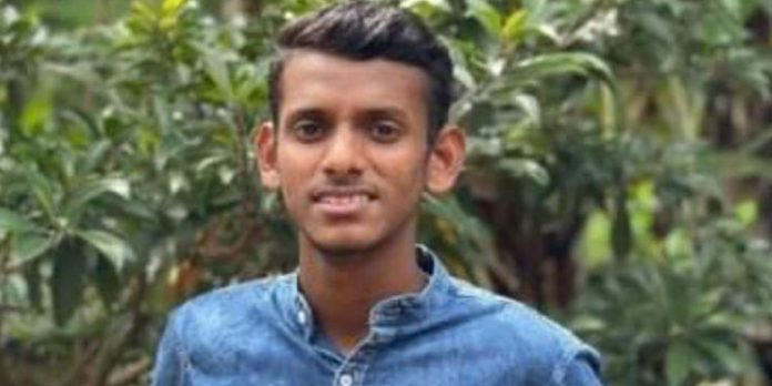 ഫുട്ബോള് കളിക്കുന്നതിനിടെ 18 വയസ്സുകാരന് കുഴഞ്ഞുവീണ് മരിച്ചു ഫുട്ബോള് കളിക്കുന്നതിനിടെ 18 വയസ്സുകാരന് കുഴഞ്ഞുവീണ് മരിച്ചു