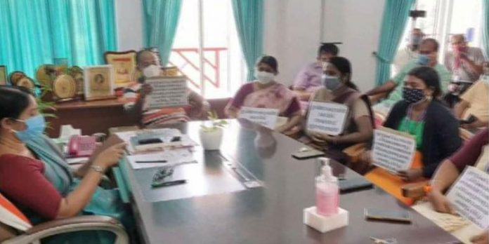ഇരിങ്ങാലക്കുട ചെയർപേഴ്സണിന്റെയും സംഘത്തിന്റെയും വിനോദയാത്ര വിവാദത്തിൽ ; കൊവിഡ് ചട്ടങ്ങള് ലംഘിച്ചെന്ന് ബി.ജെ.പി ഇരിങ്ങാലക്കുട ചെയർപേഴ്സണിന്റെയും സംഘത്തിന്റെയും വിനോദയാത്ര വിവാദത്തിൽ ; കൊവിഡ് ചട്ടങ്ങള് ലംഘിച്ചെന്ന് ബി.ജെ.പി
