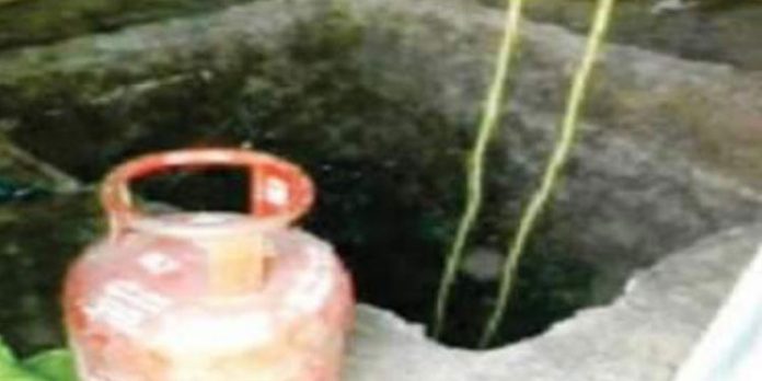 മലയാളിമന്ത്രവാദിയുടെ വാക്ക് കേട്ട് വീട്ടിലെ മുറിയില് 20 അടി ആഴത്തില് കുഴിയെടുത്തു ; പൊല്ലാപ്പായി മലയാളിമന്ത്രവാദിയുടെ വാക്ക് കേട്ട് വീട്ടിലെ മുറിയില് 20 അടി ആഴത്തില് കുഴിയെടുത്തു ; പൊല്ലാപ്പായി