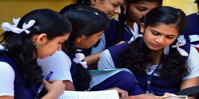 പ്ലസ് വണ് പരീക്ഷയ്ക്ക് സ്റ്റേ ; കേരളത്തിലെ കോവിഡ് സാഹചര്യം ഭീതിജനകമെന്ന് കോടതി പ്ലസ് വണ് പരീക്ഷയ്ക്ക് സ്റ്റേ ; കേരളത്തിലെ കോവിഡ് സാഹചര്യം ഭീതിജനകമെന്ന് കോടതി