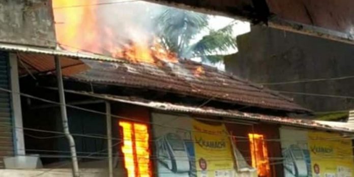 കണ്ണൂര് മാതമംഗലത്ത് ഔഷധശാലയില് തീപിടുത്തം ; കട പൂര്ണമായി നശിച്ചു കണ്ണൂര് മാതമംഗലത്ത് ഔഷധശാലയില് തീപിടുത്തം ; കട പൂര്ണമായി നശിച്ചു