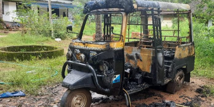 വീട്ട് പരിസരത്ത് നിർത്തിയിട്ട ഓട്ടോ തീയിട്ട് നശിപ്പിച്ചു വീട്ട് പരിസരത്ത് നിർത്തിയിട്ട ഓട്ടോ തീയിട്ട് നശിപ്പിച്ചു