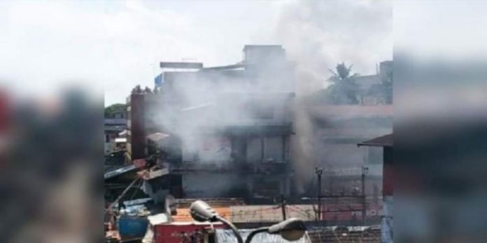 മിഠായി തെരുവിലെ തീപിടുത്തത്തില് വീഴ്ചകള് ചൂണ്ടിക്കാട്ടി ഫയര്ഫോഴ്സ് മിഠായി തെരുവിലെ തീപിടുത്തത്തില് വീഴ്ചകള് ചൂണ്ടിക്കാട്ടി ഫയര്ഫോഴ്സ്