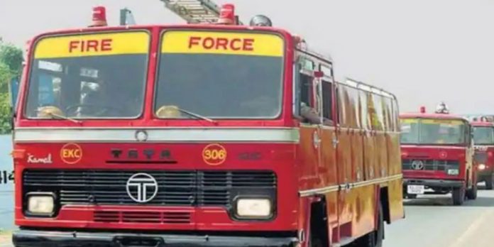 ഇറച്ചി അരയ്ക്കുന്ന യന്ത്രത്തില് കൈ കുടുങ്ങി ; യുവാവിന് ഫയര്ഫോഴ്സ് രക്ഷകരായി ഇറച്ചി അരയ്ക്കുന്ന യന്ത്രത്തില് കൈ കുടുങ്ങി ; യുവാവിന് ഫയര്ഫോഴ്സ് രക്ഷകരായി