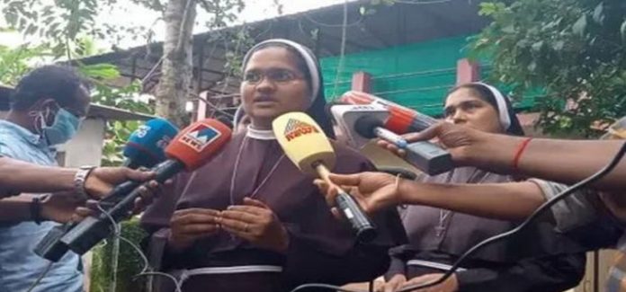 കുര്ബാനയ്ക്കിടെ വൈദികന്റെ മുസ്ലിം വിരുദ്ധ പരാമര്ശം : കന്യാസ്ത്രീകള് പ്രതിഷേധിച്ച് ഇറങ്ങിപ്പോയി കുര്ബാനയ്ക്കിടെ വൈദികന്റെ മുസ്ലിം വിരുദ്ധ പരാമര്ശം : കന്യാസ്ത്രീകള് പ്രതിഷേധിച്ച് ഇറങ്ങിപ്പോയി