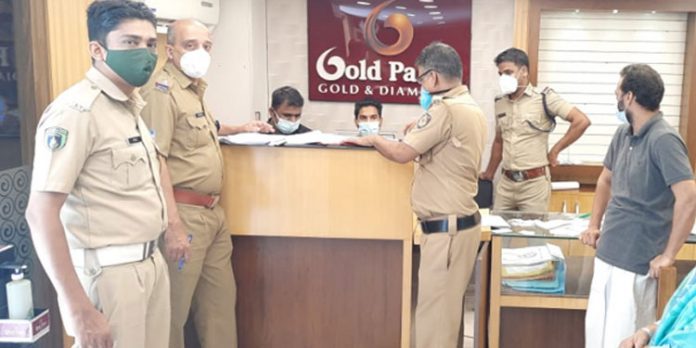 ജ്വല്ലറി നിക്ഷേപത്തട്ടിപ്പ് : ഗോള്ഡ് പാലസ് ജ്വല്ലറിയില് മുഖ്യപ്രതിയെ എത്തിച്ച് തെളിവെടുപ്പ് തുടങ്ങി ജ്വല്ലറി നിക്ഷേപത്തട്ടിപ്പ് : ഗോള്ഡ് പാലസ് ജ്വല്ലറിയില് മുഖ്യപ്രതിയെ എത്തിച്ച് തെളിവെടുപ്പ് തുടങ്ങി