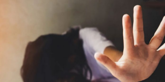 പോക്സോ കേസ് : പത്തനംതിട്ടയിൽ പീഡിപ്പിക്കപ്പെട്ട പെൺകുട്ടി തൂങ്ങിമരിച്ചു പോക്സോ കേസ് : പത്തനംതിട്ടയിൽ പീഡിപ്പിക്കപ്പെട്ട പെൺകുട്ടി തൂങ്ങിമരിച്ചു