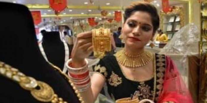 സംസ്ഥാനത്ത് സ്വര്ണവില പവന് 120 രൂപ ഉയര്ന്ന് 34,680 ആയി സംസ്ഥാനത്ത് സ്വര്ണവില പവന് 120 രൂപ ഉയര്ന്ന് 34,680 ആയി