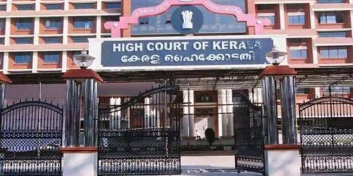 പരാതിക്കാരനെ ഭീഷണിപ്പെടുത്തിയെന്ന പരാതി ; കൊച്ചി സിറ്റി പോലീസ് കമ്മീഷണറെ വിളിച്ചു വരുത്തി ഹൈക്കോടതി പരാതിക്കാരനെ ഭീഷണിപ്പെടുത്തിയെന്ന പരാതി ; കൊച്ചി സിറ്റി പോലീസ് കമ്മീഷണറെ വിളിച്ചു വരുത്തി ഹൈക്കോടതി