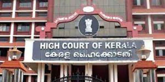 നിക്ഷേപ സൗഹൃദ സംസ്ഥാനമെന്ന് വെറുതേ പറഞ്ഞാൽ പോര ; നോക്കുകൂലി വിഷയത്തിൽ രൂക്ഷ വിമർശനവുമായി ഹൈക്കോടതി നിക്ഷേപ സൗഹൃദ സംസ്ഥാനമെന്ന് വെറുതേ പറഞ്ഞാൽ പോര ; നോക്കുകൂലി വിഷയത്തിൽ രൂക്ഷ വിമർശനവുമായി ഹൈക്കോടതി