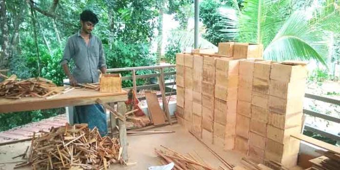 തേനീച്ച വളർത്തലിൽ വിജയം കൊയ്ത് യുവ കർഷകൻ തേനീച്ച വളർത്തലിൽ വിജയം കൊയ്ത് യുവ കർഷകൻ