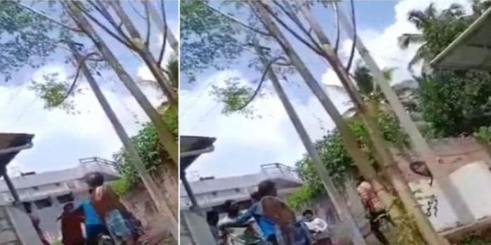 വോയിസ് മെസേജിന്റെ പേരില് പതിനേഴുകാരന് ക്രൂര മര്ദ്ദനം ; മൊബൈല് അടിച്ചു തകര്ത്തു – ദൃശ്യങ്ങള് പുറത്ത് വോയിസ് മെസേജിന്റെ പേരില് പതിനേഴുകാരന് ക്രൂര മര്ദ്ദനം ; മൊബൈല് അടിച്ചു തകര്ത്തു – ദൃശ്യങ്ങള് പുറത്ത്