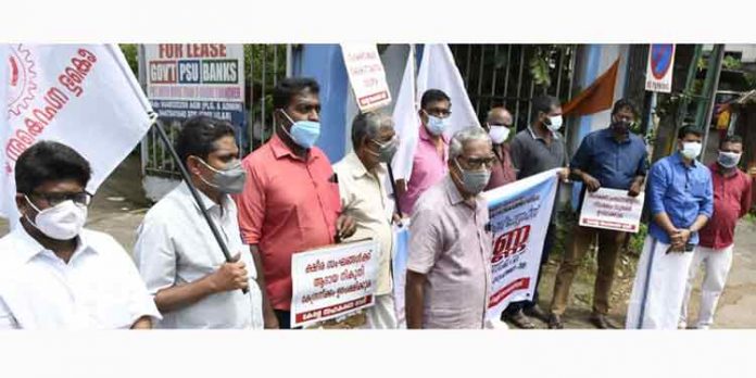 കേരള സഹകരണ വേദി ടെലികോം ആഫീസിന് മുന്നിൽ പ്രതിഷേധ ധർണ്ണ നടത്തി കേരള സഹകരണ വേദി ടെലികോം ആഫീസിന് മുന്നിൽ പ്രതിഷേധ ധർണ്ണ നടത്തി