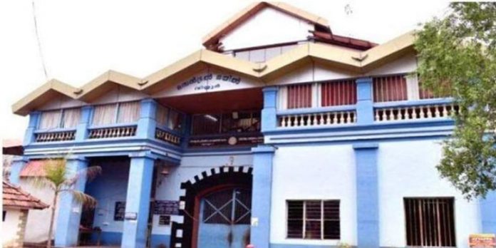 വിയ്യൂർ ജയിലിലെ പ്രതികളുടെ ഫോൺ വിളി ; ജയിൽ സൂപ്രണ്ടിന് കാരണം കാണിക്കൽ നോട്ടീസ് വിയ്യൂർ ജയിലിലെ പ്രതികളുടെ ഫോൺ വിളി ; ജയിൽ സൂപ്രണ്ടിന് കാരണം കാണിക്കൽ നോട്ടീസ്