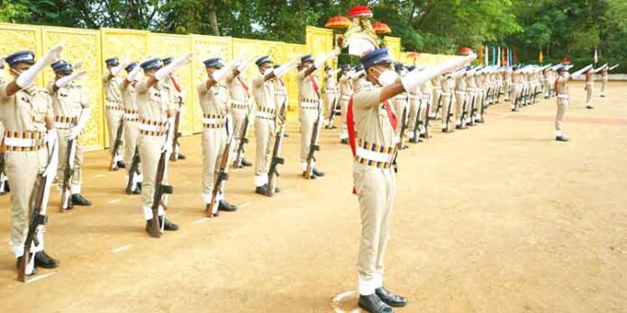 പോലീസിന് എല്ലാ പ്രതിസന്ധിയെയും തരണം ചെയ്യുന്ന പരിശീലനം നല്കുന്നു : മുഖ്യമന്ത്രി പോലീസിന് എല്ലാ പ്രതിസന്ധിയെയും തരണം ചെയ്യുന്ന പരിശീലനം നല്കുന്നു : മുഖ്യമന്ത്രി