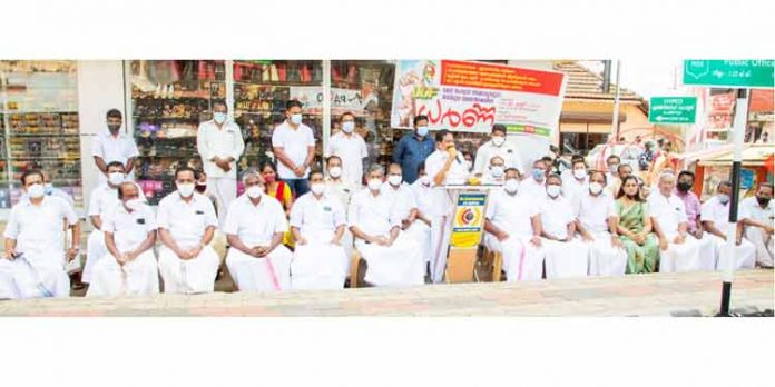 ജനങ്ങളെ ദ്രോഹിക്കുന്ന കാര്യത്തിൽ മോദി – പിണറായി സർക്കാരുകൾ മത്സരിക്കുകയാണ് ; കെ.പി.സി.സി ജനറൽ സെക്രട്ടറി എം.മുരളി ജനങ്ങളെ ദ്രോഹിക്കുന്ന കാര്യത്തിൽ മോദി – പിണറായി സർക്കാരുകൾ മത്സരിക്കുകയാണ് ; കെ.പി.സി.സി ജനറൽ സെക്രട്ടറി എം.മുരളി