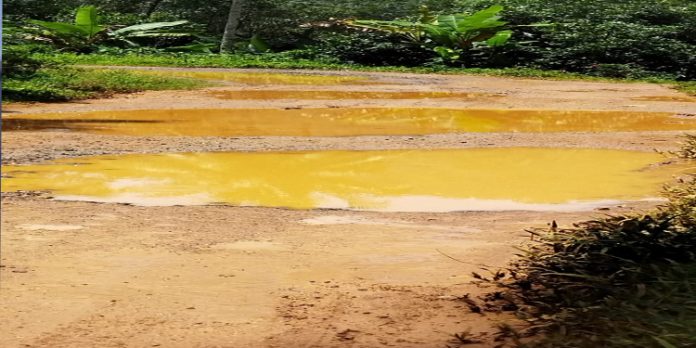 കരിമാന്തോട് – തൂമ്പാക്കുളം റോഡ് തകര്ച്ച ജനങ്ങളെ വലയ്ക്കുന്നു കരിമാന്തോട് – തൂമ്പാക്കുളം റോഡ് തകര്ച്ച ജനങ്ങളെ വലയ്ക്കുന്നു
