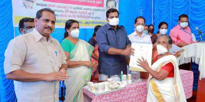 കോന്നി താലൂക്ക്തല പട്ടയവിതരണം ജനീഷ് കുമാര് എം.എല്.എ ഉദ്ഘാടനം ചെയ്തു കോന്നി താലൂക്ക്തല പട്ടയവിതരണം ജനീഷ് കുമാര് എം.എല്.എ ഉദ്ഘാടനം ചെയ്തു