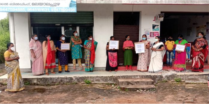 സ്ത്രീകൾക്കെതിരെ വർധിച്ച് വരുന്ന അതിക്രമങ്ങൾ തടയുക ; പോസ്റ്റോഫീസിന് മുന്നിൽ മഹിളാ സംഘം ധർണ്ണ നടത്തി സ്ത്രീകൾക്കെതിരെ വർധിച്ച് വരുന്ന അതിക്രമങ്ങൾ തടയുക ; പോസ്റ്റോഫീസിന് മുന്നിൽ മഹിളാ സംഘം ധർണ്ണ നടത്തി