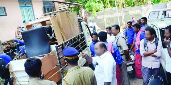 ചുമട്ടു തൊഴിലാളികൾ നോക്കുകൂലി വാങ്ങുന്ന സമ്പ്രദായം കേരളത്തില് നിന്ന് തുടച്ച് നീക്കണമെന്ന് ഹൈക്കോടതി ചുമട്ടു തൊഴിലാളികൾ നോക്കുകൂലി വാങ്ങുന്ന സമ്പ്രദായം കേരളത്തില് നിന്ന് തുടച്ച് നീക്കണമെന്ന് ഹൈക്കോടതി
