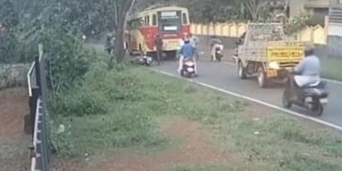 ബൈക്ക് മറിഞ്ഞ് തെറിച്ചുവീണ വീട്ടമ്മ കെ.എസ്.ആര്.ടി.സി ബസിന് അടിയില്പ്പെട്ടു ; ദാരുണാന്ത്യം ബൈക്ക് മറിഞ്ഞ് തെറിച്ചുവീണ വീട്ടമ്മ കെ.എസ്.ആര്.ടി.സി ബസിന് അടിയില്പ്പെട്ടു ; ദാരുണാന്ത്യം