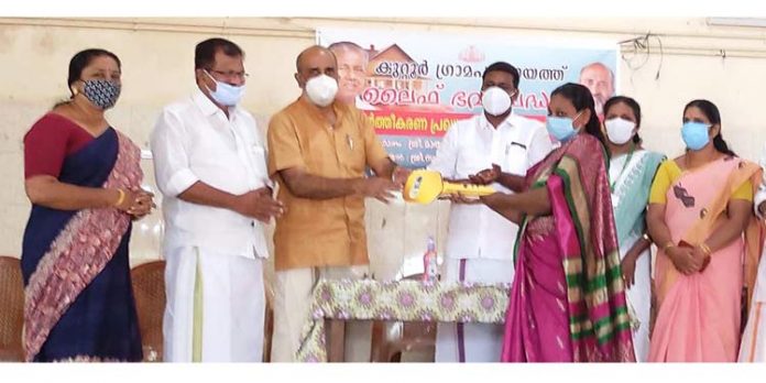 ലൈഫ് ഭവന പദ്ധതി : കുറ്റൂര് ഗ്രാമപഞ്ചായത്തില് പൂര്ത്തീകരിച്ച വീടുകളുടെ താക്കോല്ദാനം നിര്വഹിച്ചു ലൈഫ് ഭവന പദ്ധതി : കുറ്റൂര് ഗ്രാമപഞ്ചായത്തില് പൂര്ത്തീകരിച്ച വീടുകളുടെ താക്കോല്ദാനം നിര്വഹിച്ചു